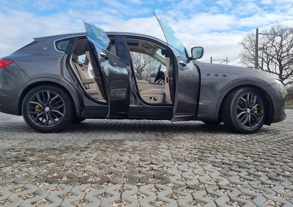 Maserati Levante cena 292999 przebieg: 53000, rok produkcji 2019 z Tarnobrzeg małe 631